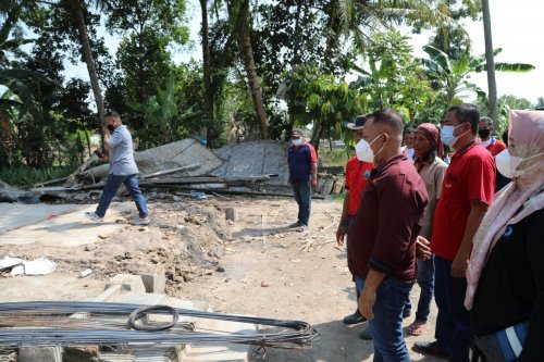 Membantu warga yang mengalami Rumah Roboh 