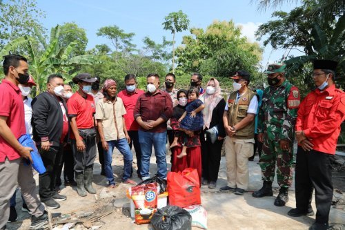 Membantu warga yang mengalami Rumah Roboh 