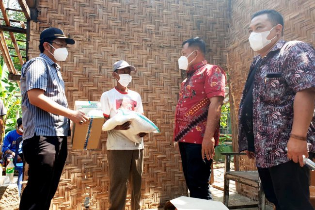 Pemberian Bantuan Program Bedah Rumah untuk Rumah TIdak Layak Huni