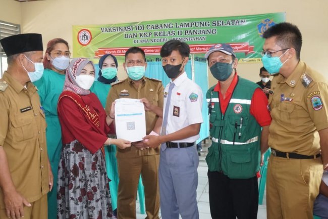 Duta Vaksin Lampung Selatan Hj. Winarni Nanang Ermanto, melakukan tinjauan langsung Vaksinasi ke SMA N 1 Penengahan