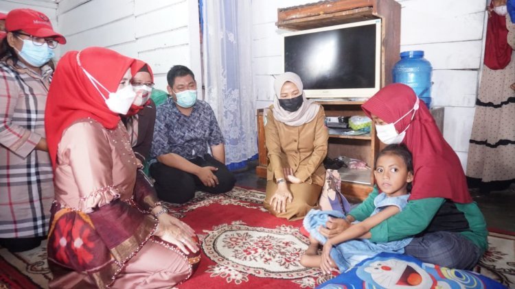 Ibu Hj. Winarni Nanang Ermanto Kunjungi Dan Berikan Bantuan Kepada WargaPenderita  Lumpuh Layu