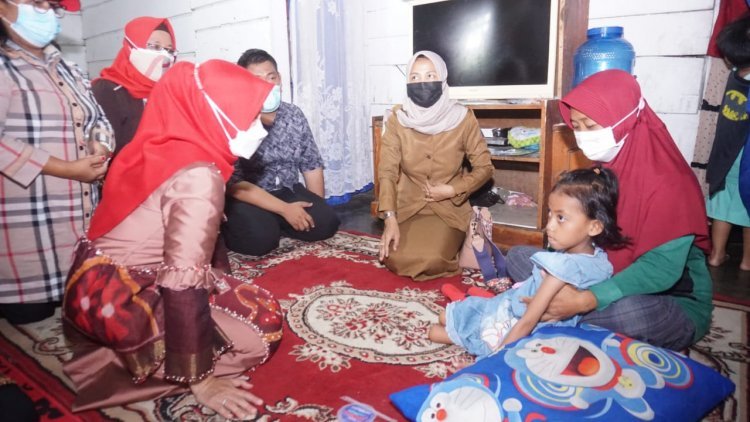 Ibu Hj. Winarni Nanang Ermanto Kunjungi Dan Berikan Bantuan Kepada WargaPenderita  Lumpuh Layu