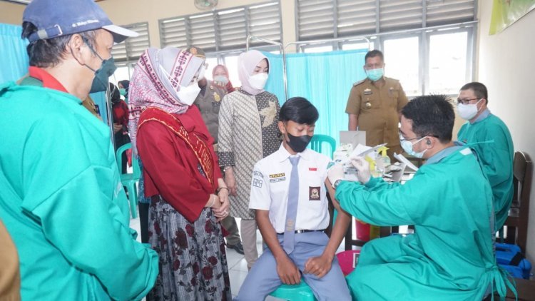 Duta Vaksin Lampung Selatan Hj. Winarni Nanang Ermanto, melakukan tinjauan langsung Vaksinasi ke SMA N 1 Penengahan