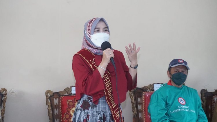 Duta Vaksin Lampung Selatan Hj. Winarni Nanang Ermanto, melakukan tinjauan langsung Vaksinasi ke SMA N 1 Penengahan