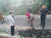 Ketua Komisi III DPRD Lampung Selatan Ibu Rosdiana Fraksi PDI Perjuangan meninjau lokasi jalan di Desa Titiwangi Kecamatan Candipuro Lampung Selatan.