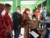 Hj. Winarni Nanang Tinjauan Vaksinasi di SMP 2 Merbau Mataram