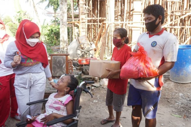 Hj. Winarni Nanang Ermanto Memberi bantuan di desa Banjar Agung kecamatan Jati Agung Kabupaten Lampung Selatan 