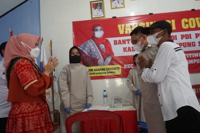 Hj. Winarni Nanang Ermanto menghadiri Vaksinasi desa Rawa selapan dan desa Titiwangi  Kecamatan Candipuro Kabupaten  Lampung Selatan 