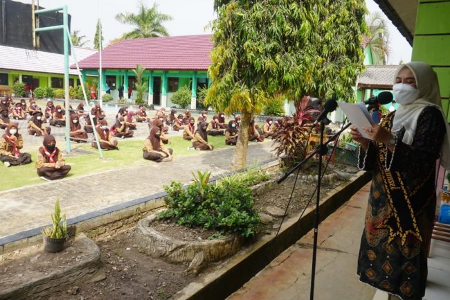 Hj. Winarni Nanang Ermanto menghadiri Vaksinasi Di SMP 3  Kalianda Kabupaten Lampung Selatan
