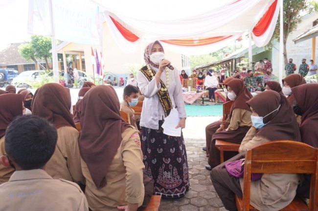 Hj. Winarni Nanang Ermanto menghadiri Vaksinasi di SMP Tunas Darma Kabupaten Lampung Selatan