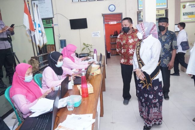 Duta Vaksin Hj. Winarni Nanang Ermanto Meninjau Pelaksanaan Vaksin Di desa  Way Galih Kecamatan Tanjung  Bintang Kabupaten Lampung Selatan