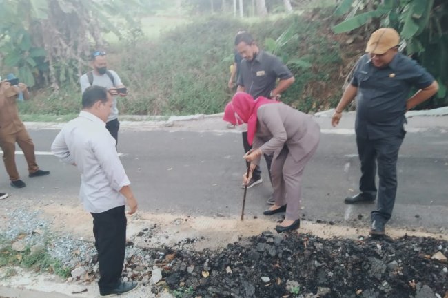 Ketua Komisi III DPRD Lampung Selatan Ibu Rosdiana Fraksi PDI Perjuangan meninjau lokasi jalan di Desa Titiwangi Kecamatan Candipuro Lampung Selatan.