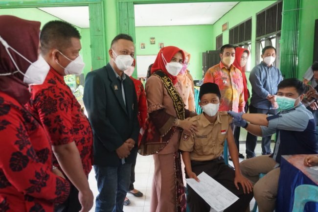 Hj. Winarni Nanang Tinjauan Vaksinasi di SMP 2 Merbau Mataram