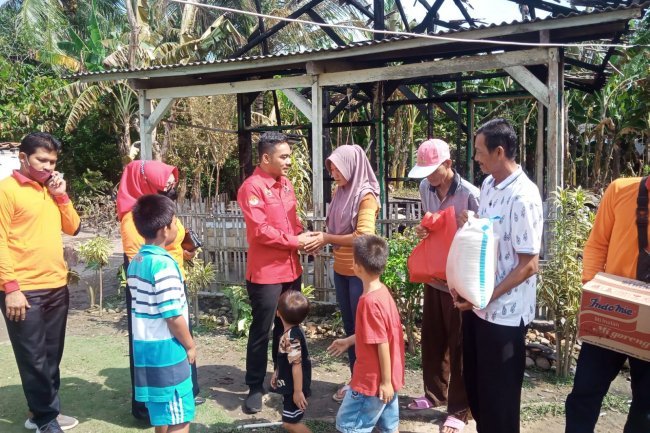 BAGUNA DPC PDI Perjuangan Kabupaten Lampung Selatan Membantu Korban Kebakaran warga Way Urang Kecamatan Kalianda Kabupaten Lampung Selatan 