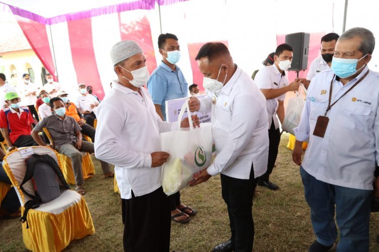 Bupati Kabupaten Lampung Selatan H. Nanang  Ermanto  Menghadiri bimtek dan panen bersama di Kecamatan Sragi kabupaten Lampung Selatan