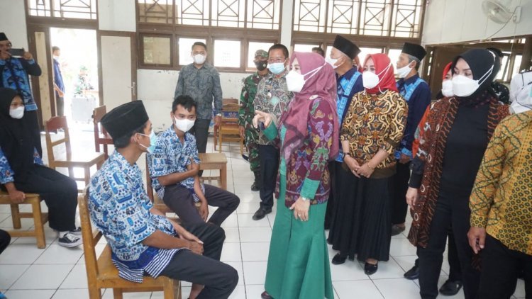 Hj. Winarni Nanang Ermanto Menghadiri Vaksinasi Anak Sekolah  di Kabupaten Lampung Selatan 