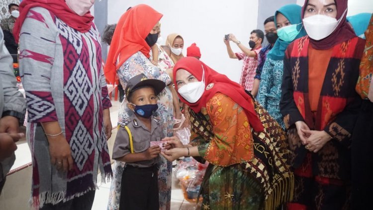 Dalam rangka Pencegahan Stunting Hj.Winarni Nanang Ermanto memberikan Sosialisasi 1000 hari pertama kelahiran (HPK)  