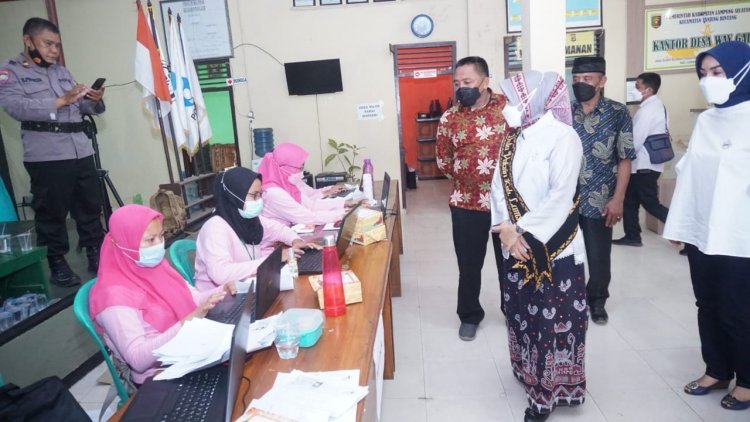 Duta Vaksin Hj. Winarni Nanang Ermanto Meninjau Pelaksanaan Vaksin Di desa  Way Galih Kecamatan Tanjung  Bintang Kabupaten Lampung Selatan