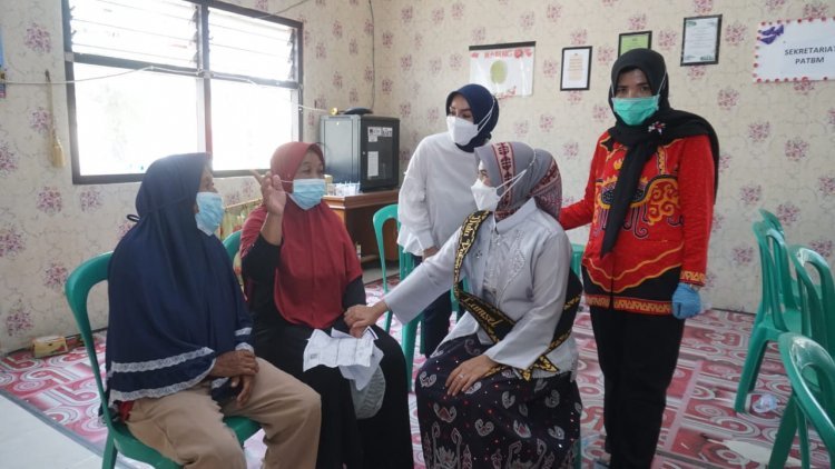 Duta Vaksin Hj. Winarni Nanang Ermanto Meninjau Pelaksanaan Vaksin Di desa  Way Galih Kecamatan Tanjung  Bintang Kabupaten Lampung Selatan
