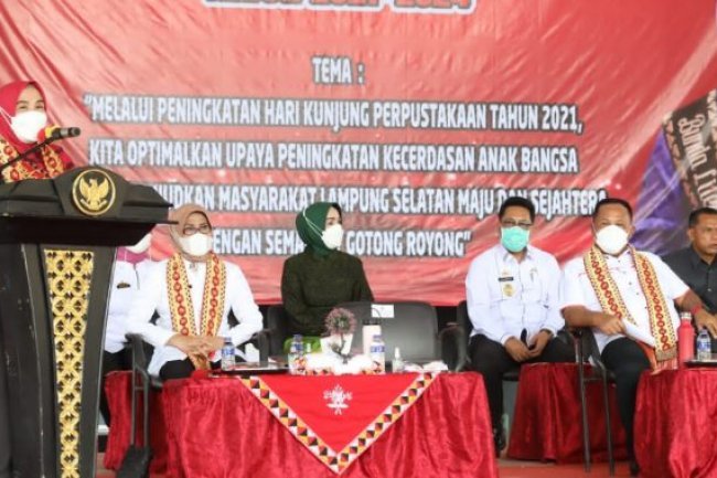 Bunda Winarni dalam acara Hari Kunjung Perpustakaan dan Bulan Gemar Membaca serta Pengukuhan 17 Bunda Literasi Tingkat Kecamatan se-Kabupaten Lampung Selatan yang dipusatkan di Lapangan Tenis Indoor, Kalianda, Rabu (3/11/2021)