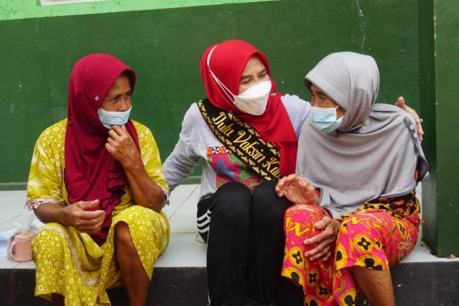 Duta Vaksin Bunda Winarni Meninjau Pelaksanaan Vaksinasi Covid 19 di Kecamatan Rajabasa