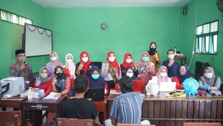 Duta Vaksin Bunda Winarni Meninjau Pelaksanaan Vaksinasi Covid 19 di Kecamatan Rajabasa