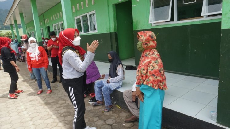 Duta Vaksin Bunda Winarni Meninjau Pelaksanaan Vaksinasi Covid 19 di Kecamatan Rajabasa