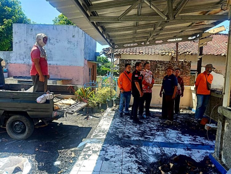 Baguna PDI Perjuangan DPC Lamsel Melakukan Aksi Cepat Tanggap, Salurkan Bantuan Kepada Warga Korban Rumah Kebakaran di Desa Tajimalela