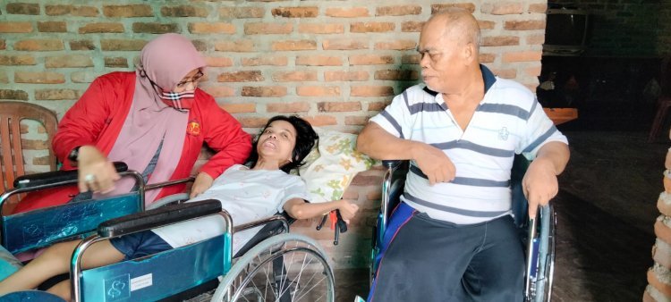Kader Srikandi PDI Perjuangan Lampung selatan berikan bantuan kursi roda kepada Warga Natar 