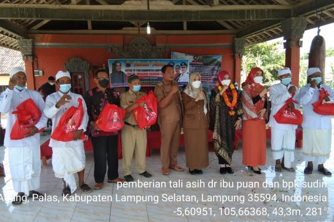 Silaturahmi Bunda Hj. Winarni Nanang Ermanto dengan tokoh masyarakat desa Bali Agung Kec.Palas