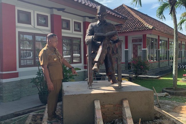 Bupati Lampung Selatan H. NANANG Ermanto meninjau pembuatan patung Sang Proklamator RI Ir. SOEKARNO yang rencananya akan ditempatkan di Perpustakaan daerah Kabupaten Lampung Selatan