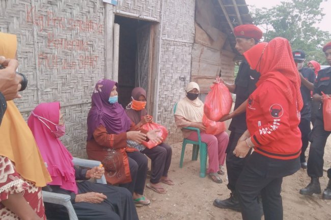 Rosdiana Salurkan Paket Sembako di 4 Desa, Dan  Kunjungi Masyarakat Yang Terkena Tumor di Kecamatan Jati Agung.