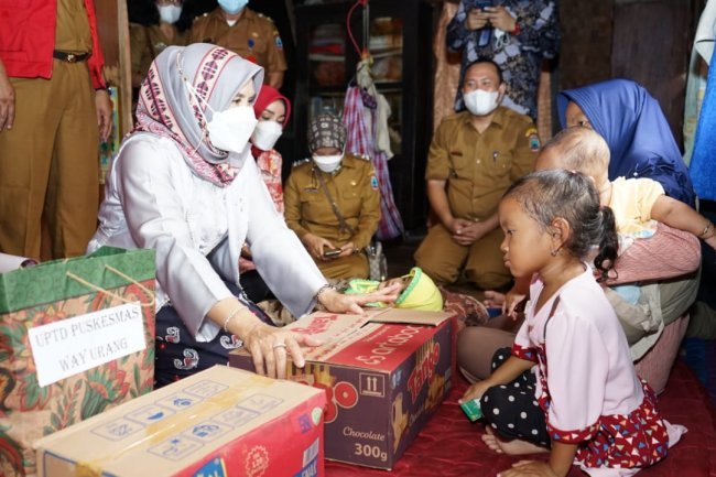 Ibu Hj.Winarni Nanang Ermanto Memberi bantuan di desa tajimalela