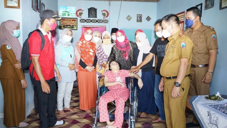 Memberikan Bantuan Kursi Roda Untuk Pengidap Lumpuh