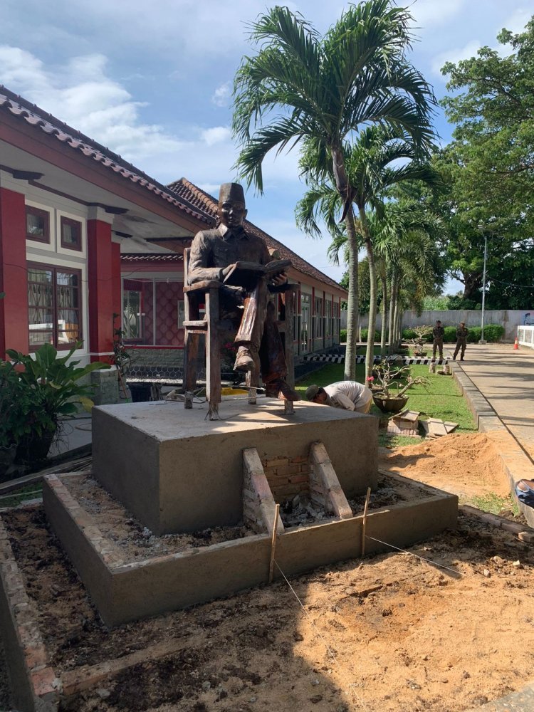 Bupati Lampung Selatan H. NANANG Ermanto meninjau pembuatan patung Sang Proklamator RI Ir. SOEKARNO yang rencananya akan ditempatkan di Perpustakaan daerah Kabupaten Lampung Selatan