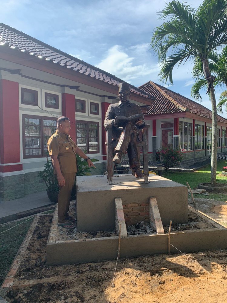 Bupati Lampung Selatan H. NANANG Ermanto meninjau pembuatan patung Sang Proklamator RI Ir. SOEKARNO yang rencananya akan ditempatkan di Perpustakaan daerah Kabupaten Lampung Selatan