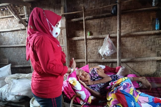 Kegiatan Jumat berkah srikandi PDI Perjuangan Kec.Jati Agung