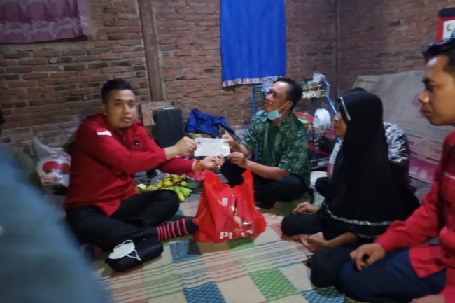 Diguyur Hujan Deras Rumah Warga Desa Tajimalela Kalianda Roboh, Ketua DPC PDIP Lamsel Melalui BBHAR PDIP Lamsel Berikan Bantuan
