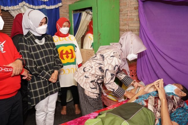 Bunda Hj. Winarni Nanang Ermanto Memberi bantuan kepada bapak saiman