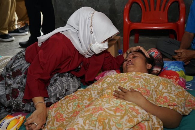 Hj. Winarni Nanang Ermanto Berikan Bantuan kepada Warga Desa Lubuk Kalianda