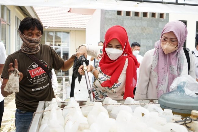 Ketua Dekranasda Lampung Selatan Meninjau Penyaluran Minyak Goreng Curah