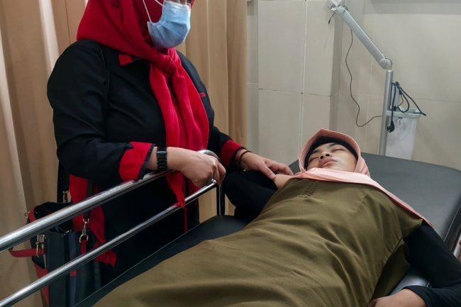 Anggota Fraksi PDI Perjuangan Lampung Selatan Ibu Asmara Mendampingi Warganya Yang Tidak Memiliki BPJS