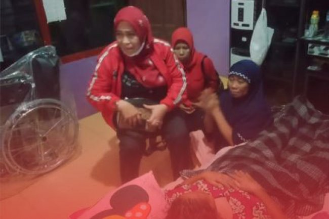  Asmara Berikan Bantuan Kursi Roda Kepada Warganya Yang Mengalami Lumpuh