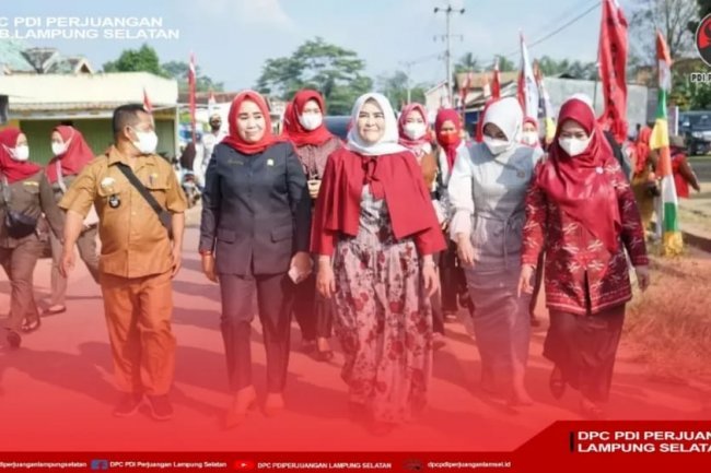 Duta Swasembada Gizi Kabupaten Lampung Selatan Hj. Winarni Nanang Ermanto memberikan pemaparan di Road Show Swasembada Gizi di kabupaten Lampung Selatan yang berlokasi di Desa Sidoharjo Kecamatan Jati Agung kabupaten Lampung Selatan.