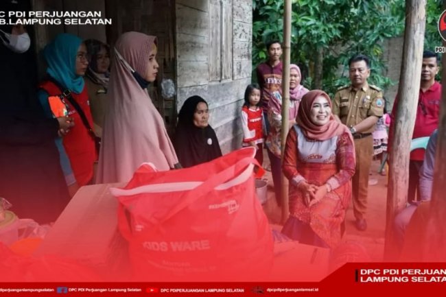 Ketua Tim Penggerak PKK Kabupaten Lampung Selatan Hj. Winarni Nanang Ermanto kembali memberikan bantuan kepada warga yang rumahnya roboh akibat hujan deras dan angin kencang.