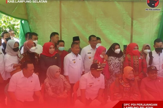 Bupati H. Nanang Ermanto Dampingi MENSOS Ibu Risma Berikan Bantuan Terhadap Korban Banjir Kecamatan Sidomulyo Dan Candipuro