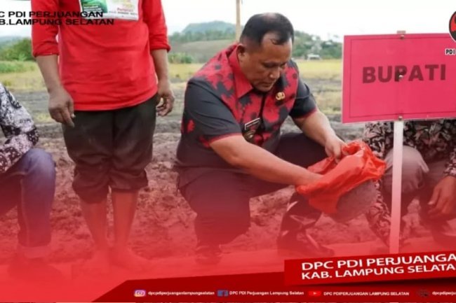 Bupati Lampung Selatan H. Nanang Ermanto menghadiri acara Gerakan Serentak (Gertak) Tanam Bawang Merah yang bertempat di Desa Ruguk, Kecamatan Ketapang.