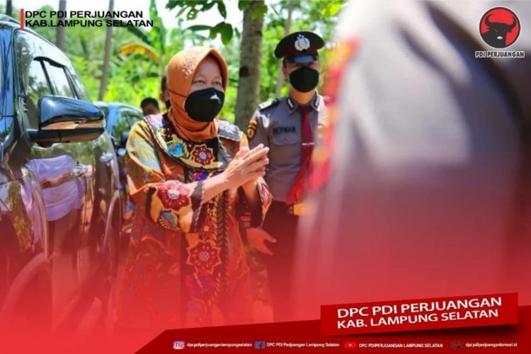 Bupati H. Nanang Ermanto Dampingi MENSOS Ibu Risma Berikan Bantuan Terhadap Korban Banjir Kecamatan Sidomulyo Dan Candipuro