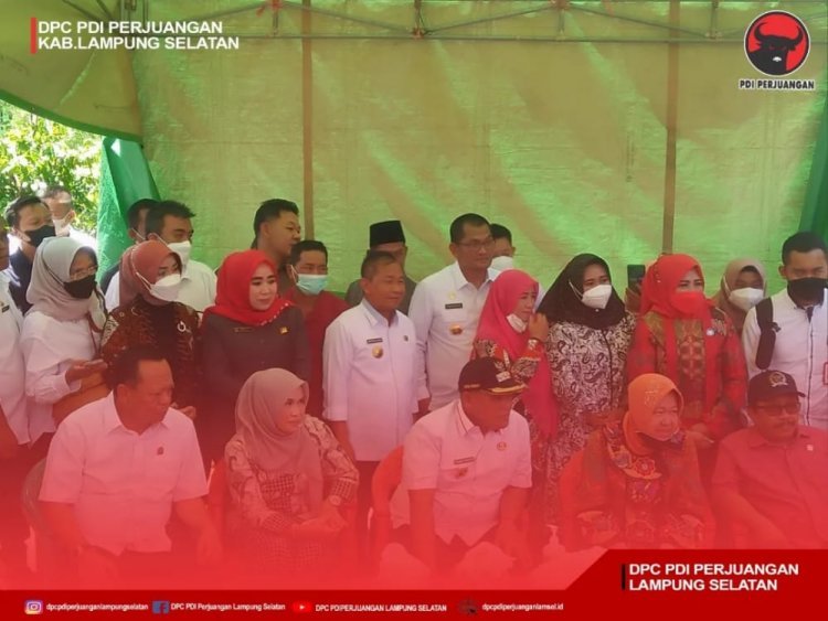 Bupati H. Nanang Ermanto Dampingi MENSOS Ibu Risma Berikan Bantuan Terhadap Korban Banjir Kecamatan Sidomulyo Dan Candipuro