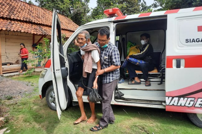 DPC PDI Perjuangan Lampung Selatan terus membantu masyarkat tidak mampu yang sedang mengalami sakit